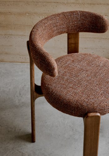 KAVE HOME spisebordsstol i granitt - brun chenille og valntt finish asketre