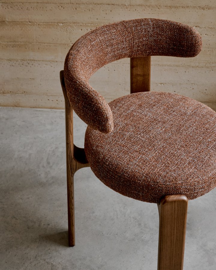 KAVE HOME spisebordsstol i granitt - brun chenille og valntt finish asketre