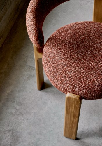 KAVE HOME spisestuestol i granitt - terracotta chenille og naturlig ask