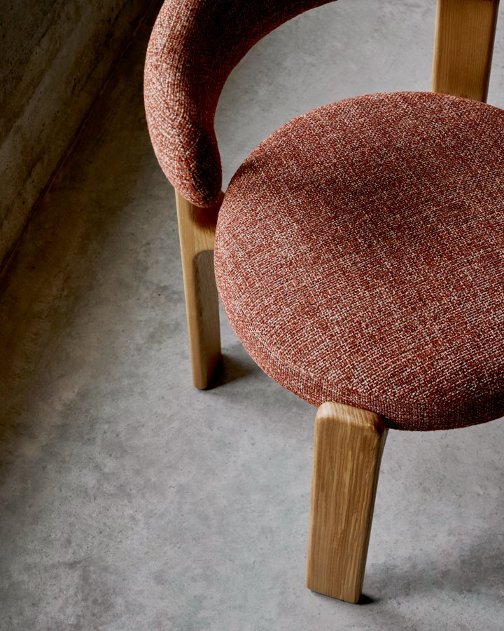 KAVE HOME spisestuestol i granitt - terracotta chenille og naturlig ask