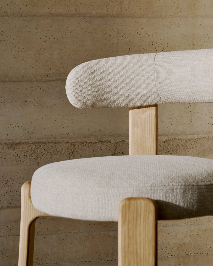 KAVE HOME spisestuestol i granitt - beige chenille og naturlig ask