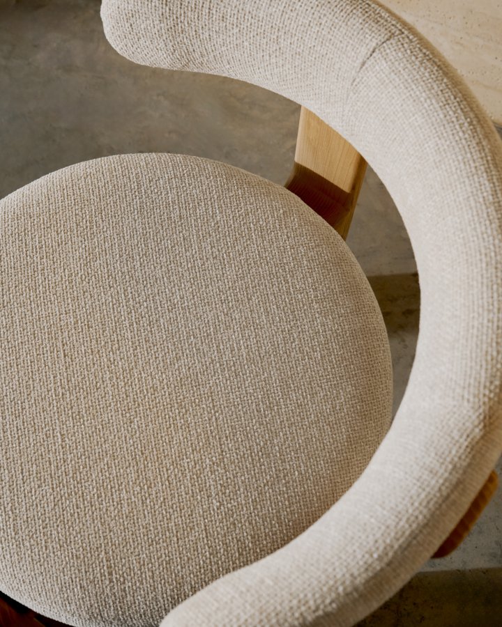 KAVE HOME spisestuestol i granitt - beige chenille og naturlig ask
