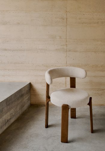 KAVE HOME spisestuestol i granitt - beige chenille og valntt finish asketre