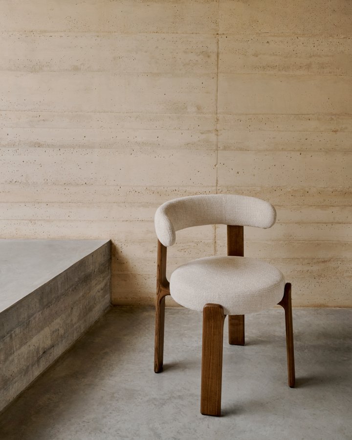 KAVE HOME spisestuestol i granitt - beige chenille og valntt finish asketre