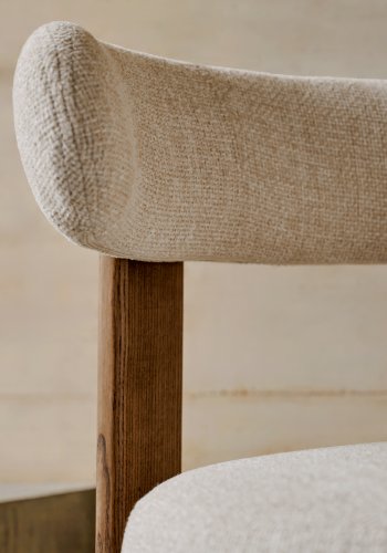 KAVE HOME spisestuestol i granitt - beige chenille og valntt finish asketre