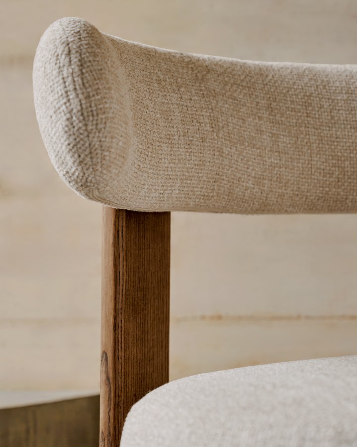 KAVE HOME spisestuestol i granitt - beige chenille og valntt finish asketre