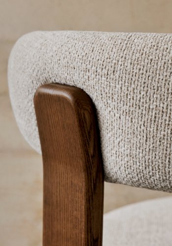 KAVE HOME spisestuestol i granitt - beige chenille og valntt finish asketre