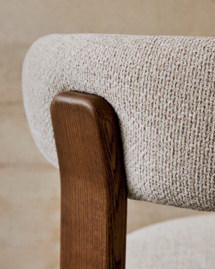 KAVE HOME spisestuestol i granitt - beige chenille og valntt finish asketre
