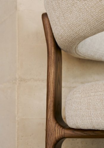 KAVE HOME Granite 3-beiniger Esszimmerstuhl mit Armlehnen – beigefarbenes Chenille und Eschenholz in Walnuss-Optik