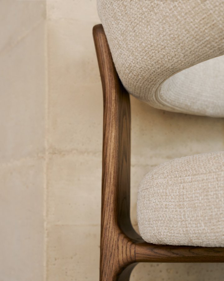 KAVE HOME Granite 3-beiniger Esszimmerstuhl mit Armlehnen – beigefarbenes Chenille und Eschenholz in Walnuss-Optik