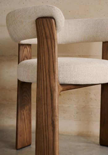 KAVE HOME Granite 3-beiniger Esszimmerstuhl mit Armlehnen – beigefarbenes Chenille und Eschenholz in Walnuss-Optik