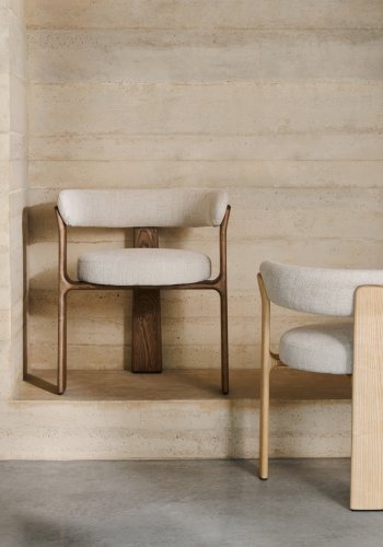 KAVE HOME Granite 3-beiniger Esszimmerstuhl mit Armlehnen – beigefarbenes Chenille und Eschenholz in Walnuss-Optik