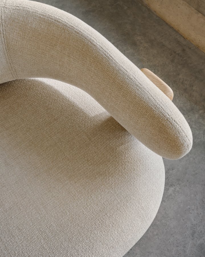 KAVE HOME lenestol i granitt, m. armlener - beige chenille og naturlig ask