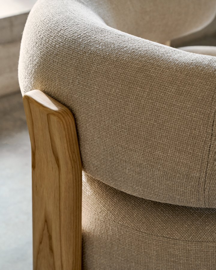 KAVE HOME lenestol i granitt, m. armlener - beige chenille og naturlig ask