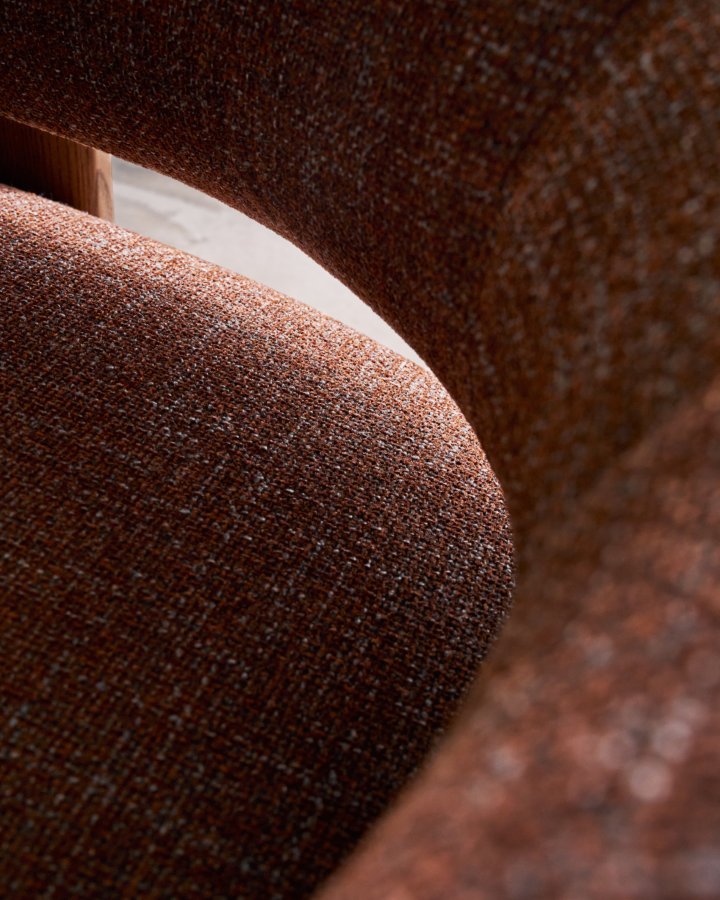 KAVE HOME lenestol i granitt, m. armlen - granittbrun chenille og valntt finish asketre