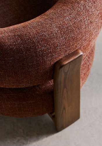 KAVE HOME lenestol i granitt, m. armlen - granittbrun chenille og valntt finish asketre