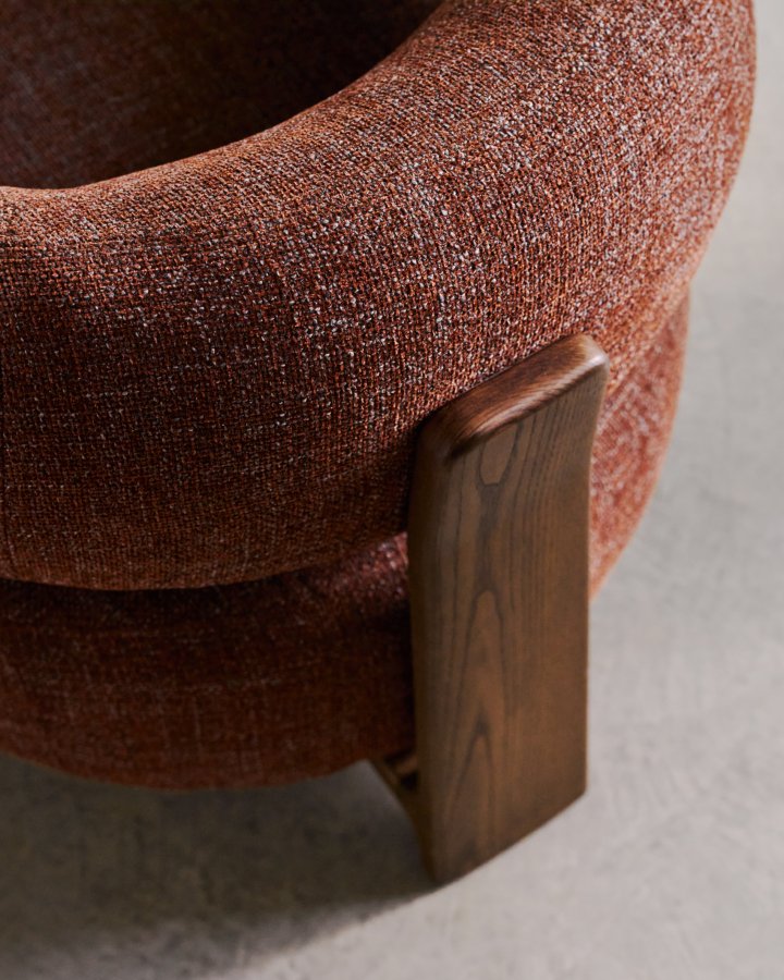 KAVE HOME lenestol i granitt, m. armlen - granittbrun chenille og valntt finish asketre