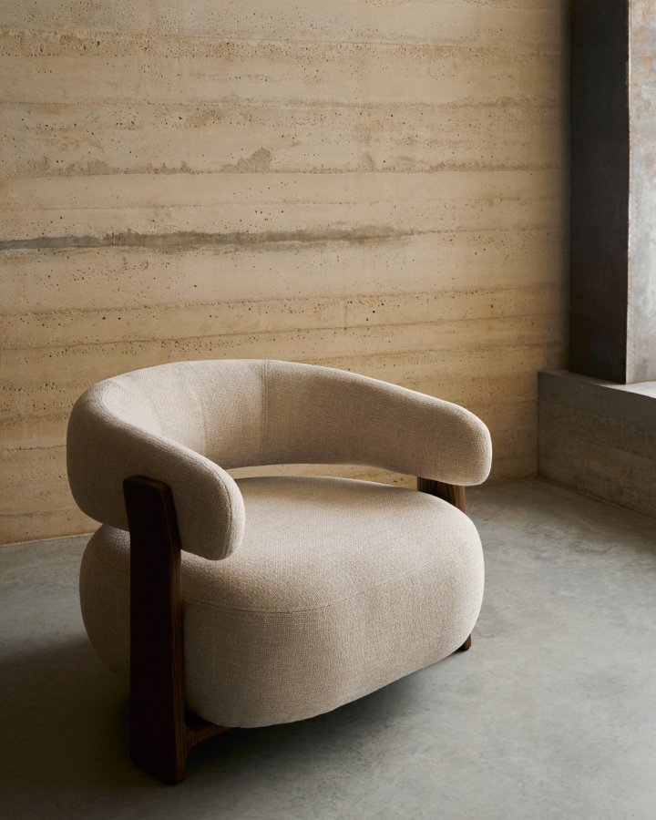 KAVE HOME lenestol i granitt, m. armlener - beige chenille og valntt finish asketre