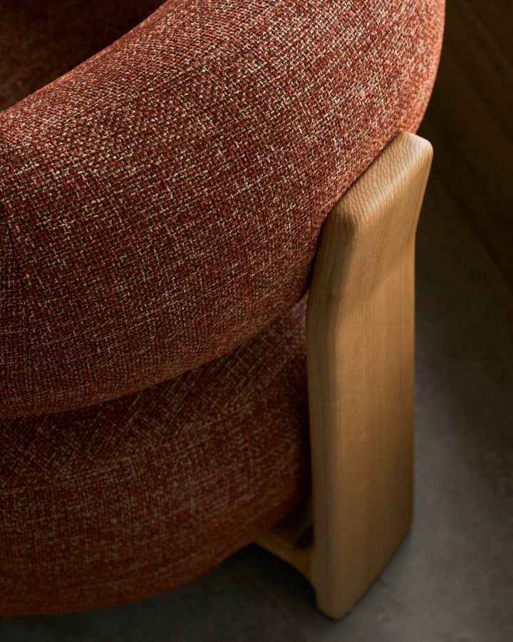 KAVE HOME lenestol i granitt, m. armlener - terracotta chenille og naturlig ask