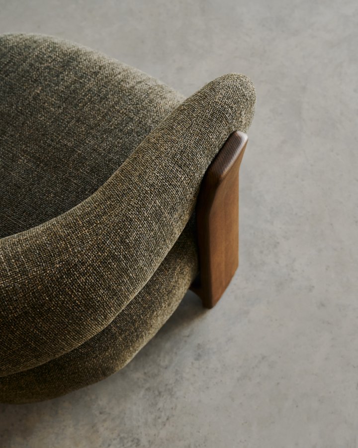 KAVE HOME Granitt lenestol, med armlener - granittgrnn chenille og valntt finish asketre