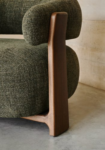 KAVE HOME Granitt lenestol, med armlener - granittgrnn chenille og valntt finish asketre