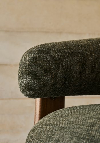 KAVE HOME Granitt lenestol, med armlener - granittgrnn chenille og valntt finish asketre