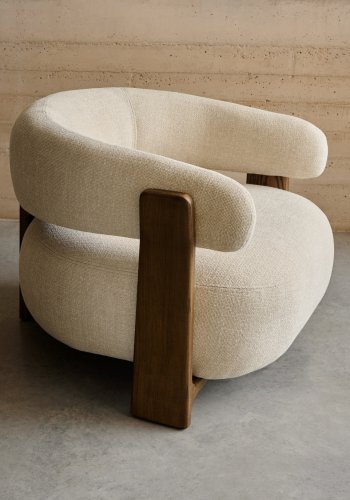 KAVE HOME lenestol i granitt, m. armlener - beige chenille og valntt finish asketre