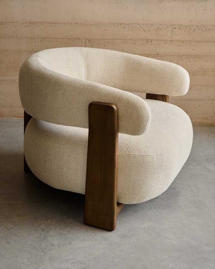 KAVE HOME lenestol i granitt, m. armlener - beige chenille og valntt finish asketre