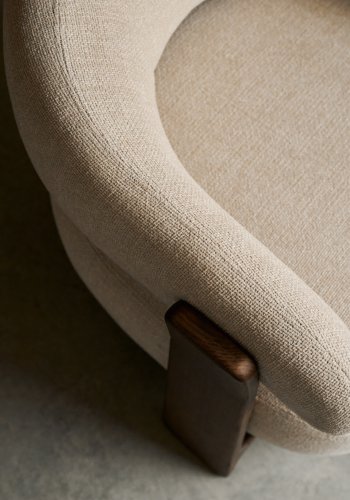KAVE HOME lenestol i granitt, m. armlener - beige chenille og valntt finish asketre