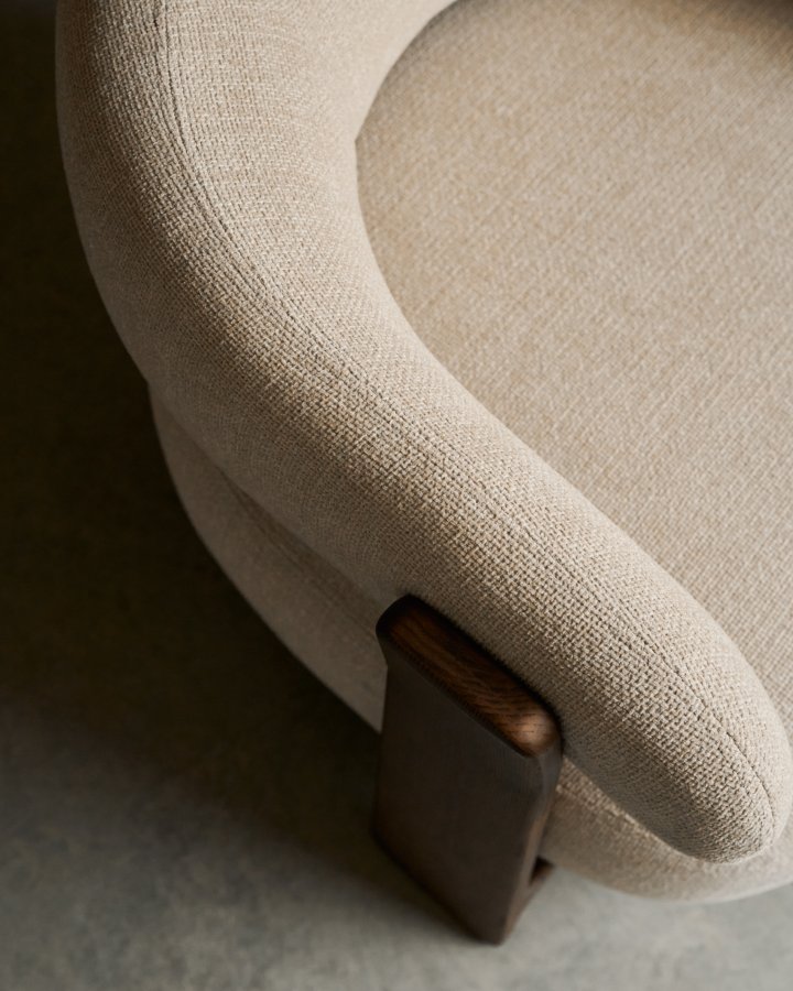 KAVE HOME lenestol i granitt, m. armlener - beige chenille og valntt finish asketre