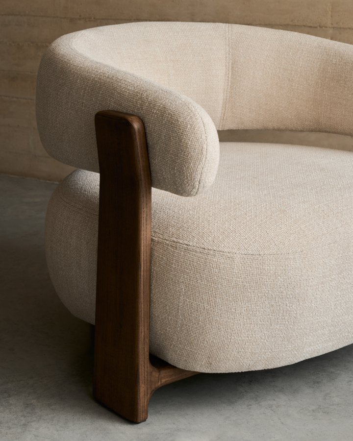 KAVE HOME lenestol i granitt, m. armlener - beige chenille og valntt finish asketre