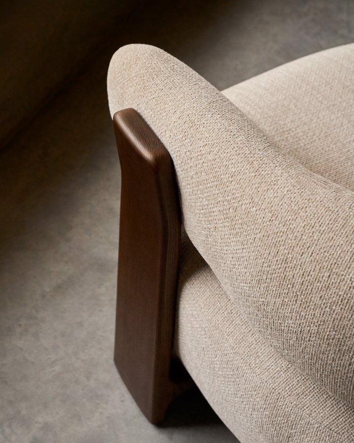 KAVE HOME lenestol i granitt, m. armlener - beige chenille og valntt finish asketre