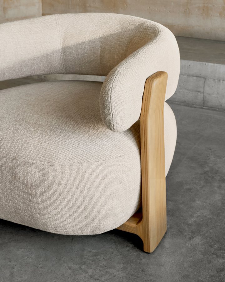 KAVE HOME lenestol i granitt, m. armlener - beige chenille og naturlig ask