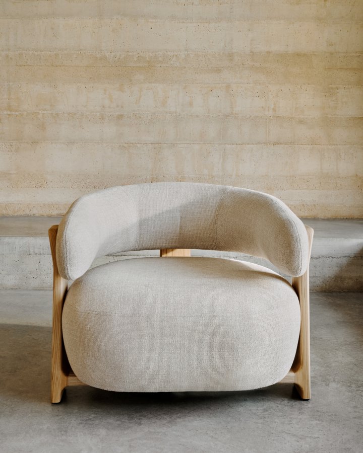 KAVE HOME lenestol i granitt, m. armlener - beige chenille og naturlig ask