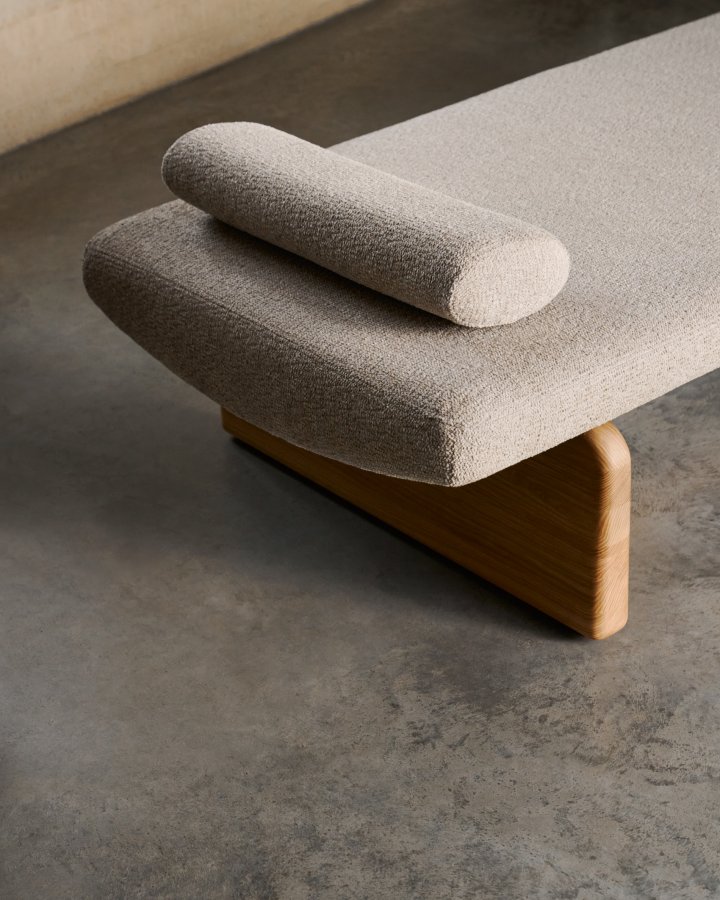 KAVE HOME Topaz divan, m. pute - beige chenille og naturlig asketre (200x80)