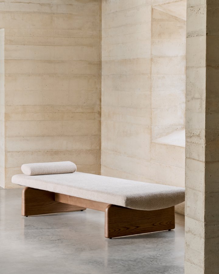 KAVE HOME Topaz divan, m. pute - beige chenille og valntt finish asketre (200x80)