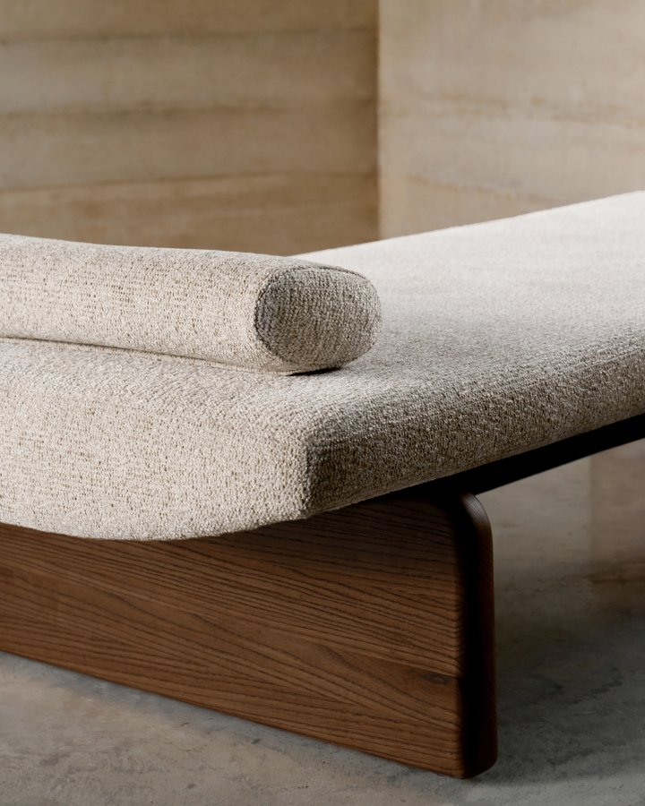 KAVE HOME Topaz divan, m. pute - beige chenille og valntt finish asketre (200x80)