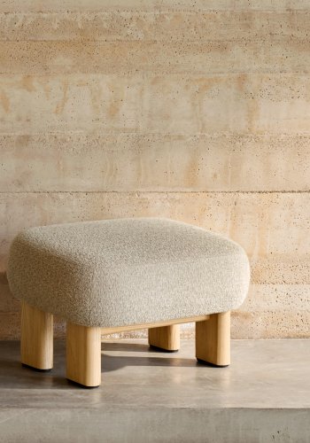 KAVE HOME Nema beige chenille fotskammel med ben i heltre ask, naturlig finish, 65x55,4 cm, FSC 100%