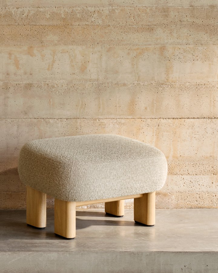 KAVE HOME Nema beige chenille fotskammel med ben i heltre ask, naturlig finish, 65x55,4 cm, FSC 100%