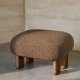 KAVE HOME Nema taupe boucl fotskammel med ben i heltre ask, valnttfinish, 65x55,4 cm, FSC 100 %