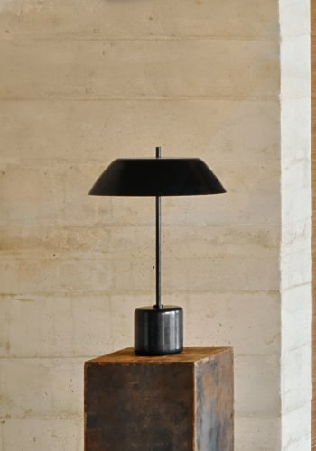 KAVE HOME Sayra bordlampe laget av svart marmor og metall i svartmalt utfrelse