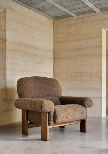 KAVE HOME Nema lenestol i taupe boucl med ben i heltre ask med valnttfinish FSC 100%