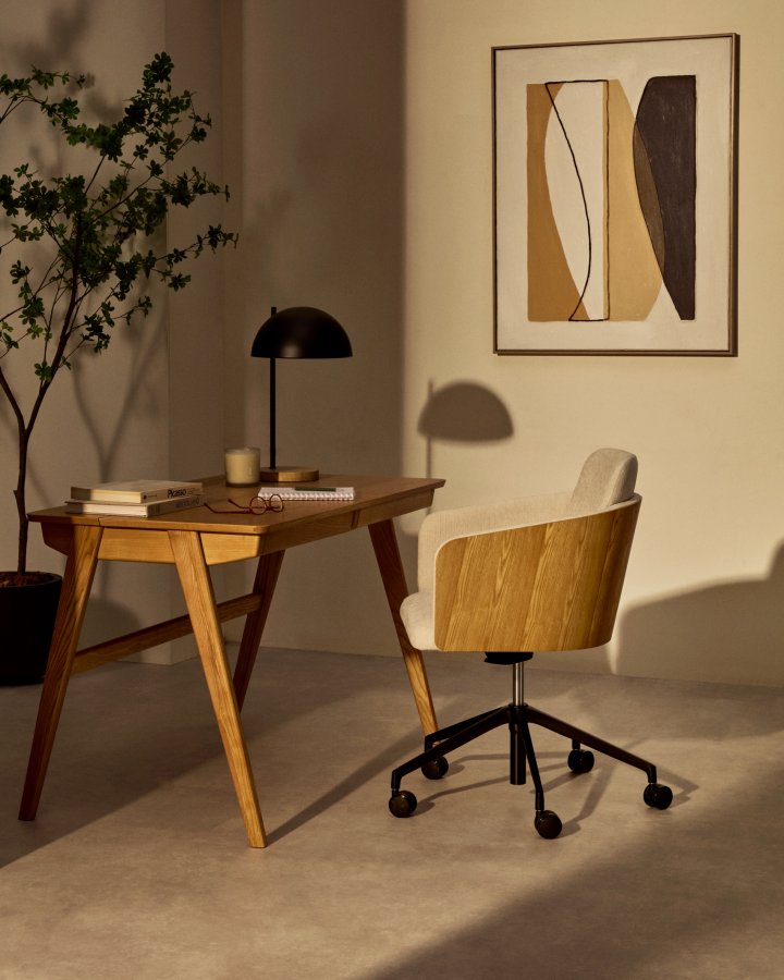 KAVE HOME Madai skrivebordsstol, med armlener - finer i naturlig ask, beige chenillestoff og svart aluminium