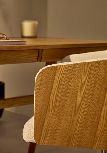 KAVE HOME Madai skrivebordsstol, med armlener - finer i naturlig ask, beige chenillestoff og svart aluminium