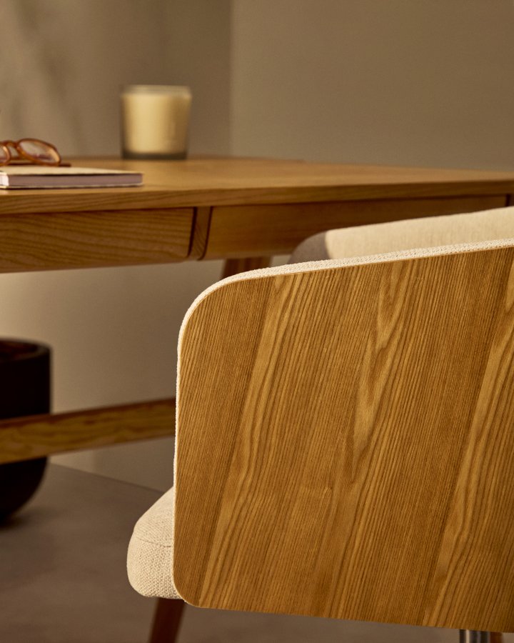 KAVE HOME Madai skrivebordsstol, med armlener - finer i naturlig ask, beige chenillestoff og svart aluminium