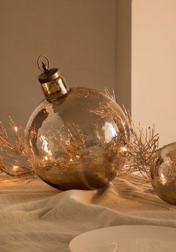 KAVE HOME Piril julekule laget av brunt resirkulert glass, 25 cm