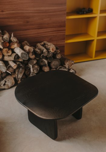 KAVE HOME Pirita sidebord laget av massiv eik i sort finish, 70,6 x 70 cm FSC 100%.