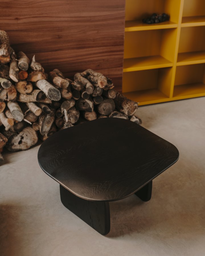 KAVE HOME Pirita sidebord laget av massiv eik i sort finish, 70,6 x 70 cm FSC 100%.