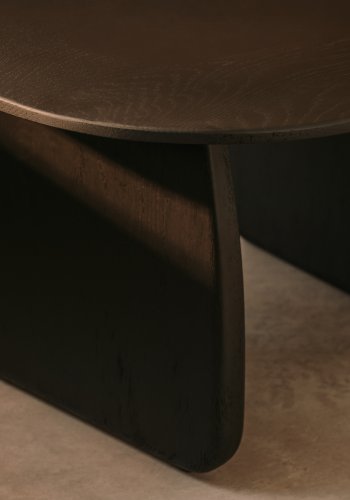 KAVE HOME Pirita sidebord laget av massiv eik i sort finish, 70,6 x 70 cm FSC 100%.