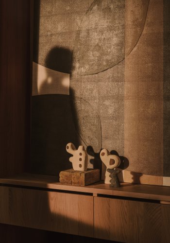 KAVE HOME Arif sett med steinskulpturer i beige og svart utfrelse, 12 cm / 23 cm